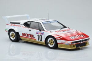 BMW M1 Motul #10 B. Darniche / A. Mahe Rally Tour de Corse 1982 IXO 1:18 18RMC114 Fém – 4. kép a 6-ből