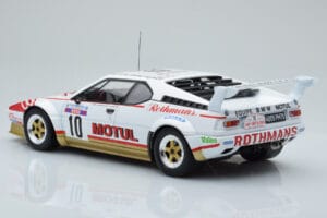 BMW M1 Motul #10 B. Darniche / A. Mahe Rally Tour de Corse 1982 IXO 1:18 18RMC114 Fém – 5. kép a 6-ből