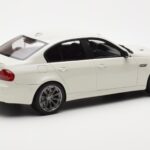 BMW M3 E90 Szedán Fehér GT Spirit 1:18 - image 2 of 6