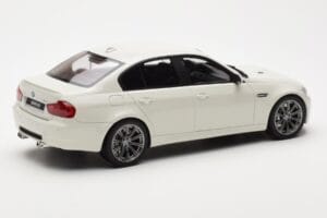 BMW M3 E90 Szedán Fehér GT Spirit 1:18 GT053 Gyanta – 2. kép a 6-ből