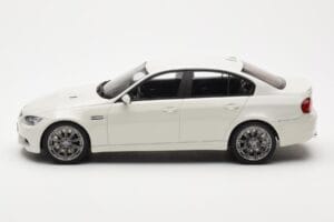 BMW M3 E90 Szedán Fehér GT Spirit 1:18 GT053 Gyanta – 3. kép a 6-ből