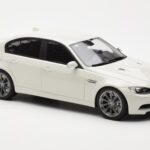 BMW M3 E90 Szedán Fehér GT Spirit 1:18 - image 4 of 6