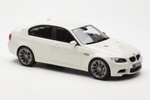 BMW M3 E90 Szedán Fehér GT Spirit 1:18 GT053 Gyanta – 4. kép a 6-ből
