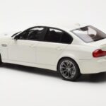 BMW M3 E90 Szedán Fehér GT Spirit 1:18 - image 5 of 6