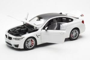 BMW M4 F82 Frozen Brilliant Fehér Paragon 1:18 PA-97101 Fém – 2. kép a 8-ből