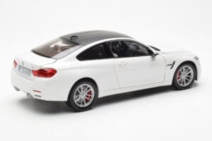 BMW M4 F82 Frozen Brilliant Fehér Paragon 1:18 PA-97101 Fém – 3. kép a 8-ből