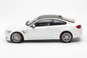 BMW M4 F82 Frozen Brilliant Fehér Paragon 1:18 PA-97101 Fém – 4. kép a 8-ből