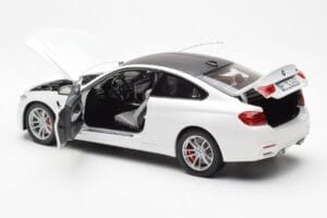 BMW M4 F82 Frozen Brilliant Fehér Paragon 1:18 PA-97101 Fém – 5. kép a 8-ből