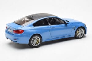 BMW M4 F82 Yas Marina Kék Paragon 1:18 PA-97102 Fém – 3. kép a 8-ből