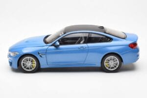 BMW M4 F82 Yas Marina Kék Paragon 1:18 PA-97102 Fém – 4. kép a 8-ből