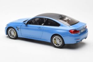BMW M4 F82 Yas Marina Kék Paragon 1:18 PA-97102 Fém – 7. kép a 8-ből