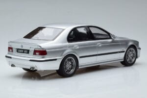 BMW M5 E39 Ezüst Otto 1:18 OT747B Gyanta – 2. kép a 7-ből