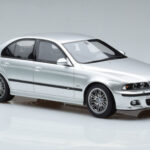 BMW M5 E39 Ezüst Otto 1:18 - image 4 of 7