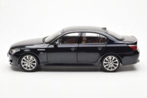BMW M5 E60 Carbon Fekete Kyosho 1:18 08593BK Fém – 4. kép a 8-ből
