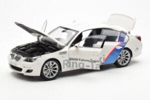 BMW M5 E60 Ring Taxi Nurburgring Kyosho 1:18 08593RT Fém – 2. kép a 8-ből