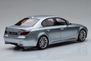 BMW M5 E60 Ezüst Otto 1:18 OT426 Gyanta – 2. kép a 6-ből