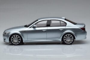 BMW M5 E60 Ezüst Otto 1:18 OT426 Gyanta – 3. kép a 6-ből