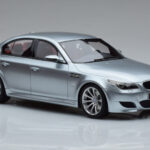 BMW M5 E60 Ezüst Otto 1:18 - image 4 of 6