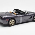Chevrolet Corvette C5 Kabrió Lila Gyöngy Metál UT Models 1:18 - image 2 of 6
