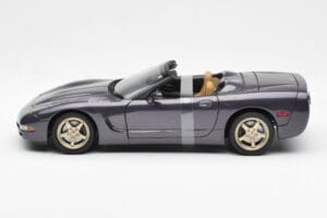 Chevrolet Corvette C5 Kabrió Lila Gyöngy Metál UT Models 1:18 21010 Fém – 3. kép a 6-ből
