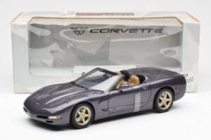 Chevrolet Corvette C5 Kabrió Lila Gyöngy Metál UT Models 1:18 21010 Fém – 6. kép a 6-ből