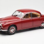 Daimler 250 V8 Piros Paragon 1:18 PA-98312