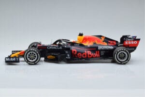 Red Bull Racing RB16B #33 M. Verstappen Abu Dhabi GP F1 World Champion 2021 Minichamps 1:18 110212333 Fém – 3. kép a 6-ből