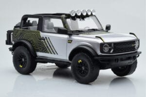Ford Bronco RTR Iconic Ezüst GT Spirit 1:18 GT404 Gyanta – 4. kép a 6-ből
