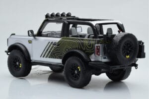 Ford Bronco RTR Iconic Ezüst GT Spirit 1:18 GT404 Gyanta – 5. kép a 6-ből