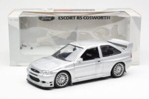 Ford Escort RS Cosworth Utcai Változat Ezüst UT Models 1:18 22706 Fém – 2. kép a 6-ből