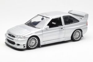 Ford Escort RS Cosworth Utcai Változat Ezüst UT Models 1:18