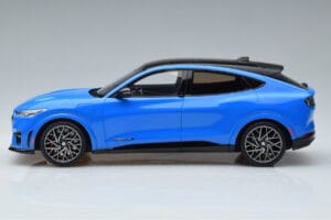 Ford Mustang Mach-E GT Performance Kék Otto 1:18 OT414 Gyanta – 3. kép a 6-ből
