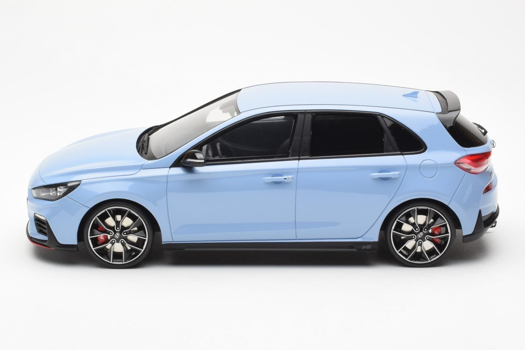 Hyundai i30 N Világoskék Otto 1:18 OT425 Gyanta – 3. kép a 6-ből
