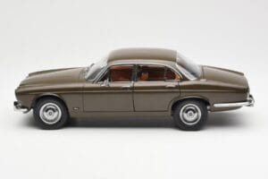 Jaguar XJ6 Series 1 4.2 Sable Barna Paragon 1:18 2011004 Fém – 4. kép a 8-ből