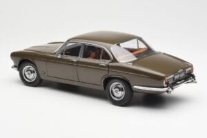 Jaguar XJ6 Series 1 4.2 Sable Barna Paragon 1:18 2011004 Fém – 7. kép a 8-ből