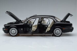 Jaguar XJ6 X350 Ebony Fekete Almost Real 1:18 810501 Fém – 4. kép a 11-ből