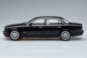 Jaguar XJ6 X350 Ebony Fekete Almost Real 1:18 810501 Fém – 5. kép a 11-ből