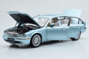 Jaguar XJ6 X350 Seafrost Világoskék Almost Real 1:18 810503 Fém – 2. kép a 11-ből