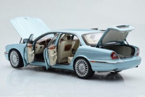 Jaguar XJ6 X350 Seafrost Világoskék Almost Real 1:18 810503 Fém – 3. kép a 11-ből