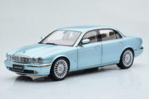 Jaguar XJ6 X350 Seafrost Világoskék Almost Real 1:18 810503