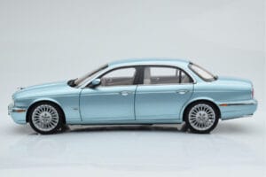 Jaguar XJ6 X350 Seafrost Világoskék Almost Real 1:18 810503 Fém – 6. kép a 11-ből