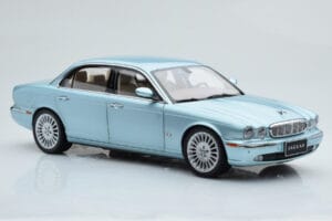 Jaguar XJ6 X350 Seafrost Világoskék Almost Real 1:18 810503 Fém – 7. kép a 11-ből