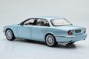 Jaguar XJ6 X350 Seafrost Világoskék Almost Real 1:18 810503 Fém – 8. kép a 11-ből