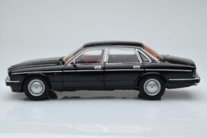 Jaguar XJ6 XJ40 Ebony Fekete Almost Real 1:18 810543 Fém – 4. kép a 11-ből