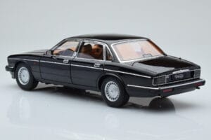 Jaguar XJ6 XJ40 Ebony Fekete Almost Real 1:18 810543 Fém – 7. kép a 11-ből