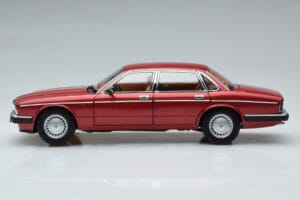Jaguar XJ6 XJ40 Flamenco Piros Almost Real 1:18 810541 Fém – 5. kép a 11-ből