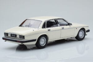 Jaguar XJ6 XJ40 Glacier Fehér Almost Real 1:18 810542 Fém – 3. kép a 11-ből