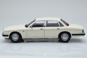 Jaguar XJ6 XJ40 Glacier Fehér Almost Real 1:18 810542 Fém – 4. kép a 11-ből