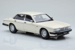 Jaguar XJ6 XJ40 Glacier Fehér Almost Real 1:18 810542 Fém – 6. kép a 11-ből