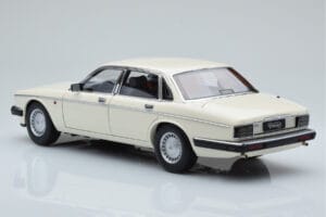 Jaguar XJ6 XJ40 Glacier Fehér Almost Real 1:18 810542 Fém – 7. kép a 11-ből